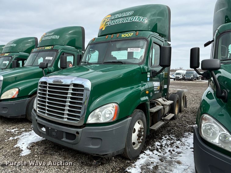 2017 Freightliner Cascadia 125 semi truck - YA2325