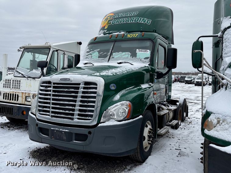 2017 Freightliner  Cascadia 125 semi truck - YA2326