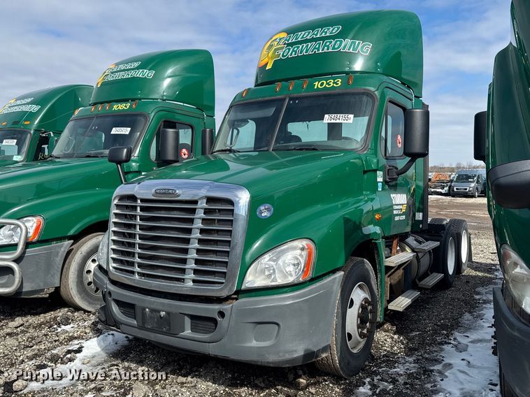 2017 Freightliner Cascadia 125 semi truck - YA2327