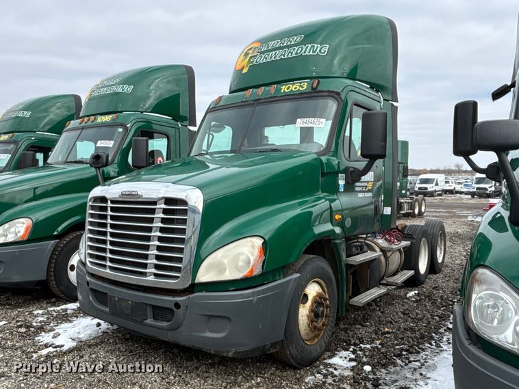 2017 Freightliner Cascadia 125 semi truck - YA2328
