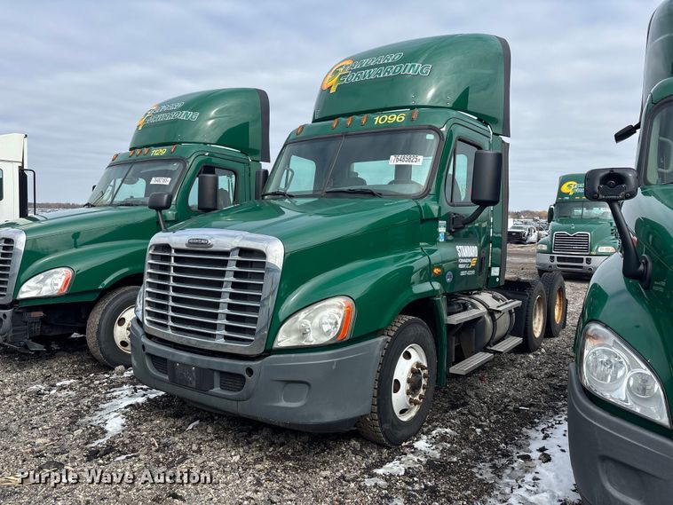 2017 Freightliner Cascadia 125 semi truck - YA2330