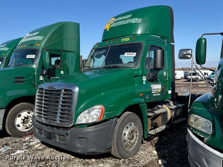 2017 Freightliner Cascadia 125 semi truck - YA2332