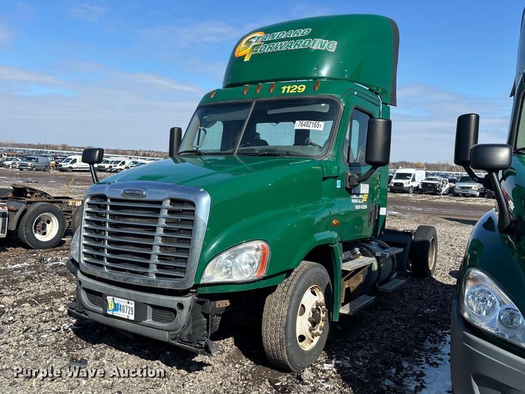 2017 Freightliner Cascadia 125 semi truck - YA2333