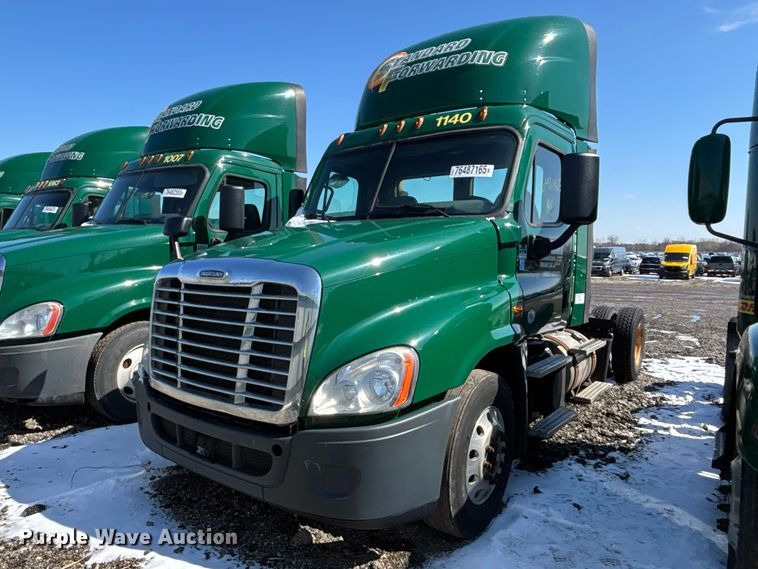 2017 Freightliner Cascadia 125 semi truck - YA2334