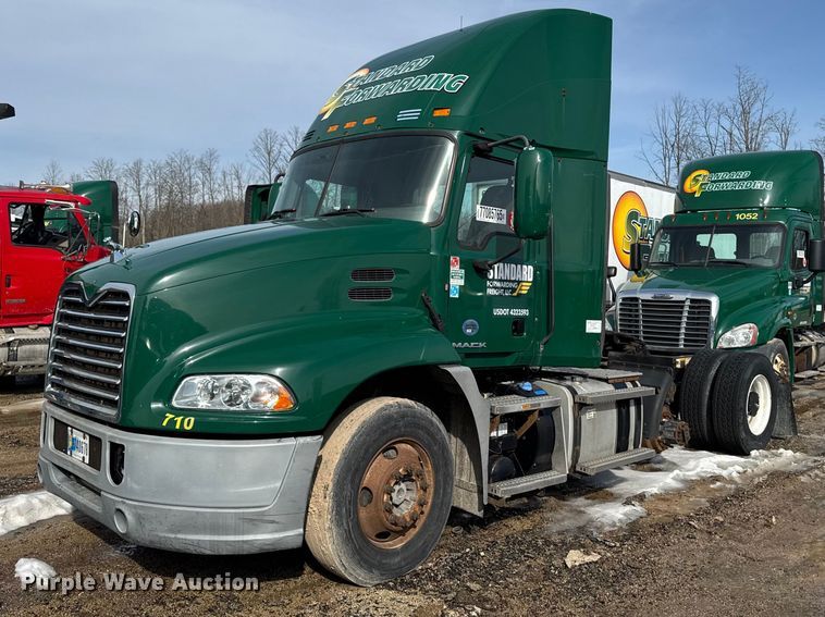 2016 Mack CXU613 semi truck - YA2359