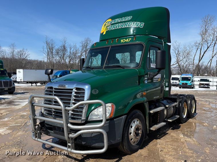 2017 Freightliner Cascadia 125 semi truck - YA2360