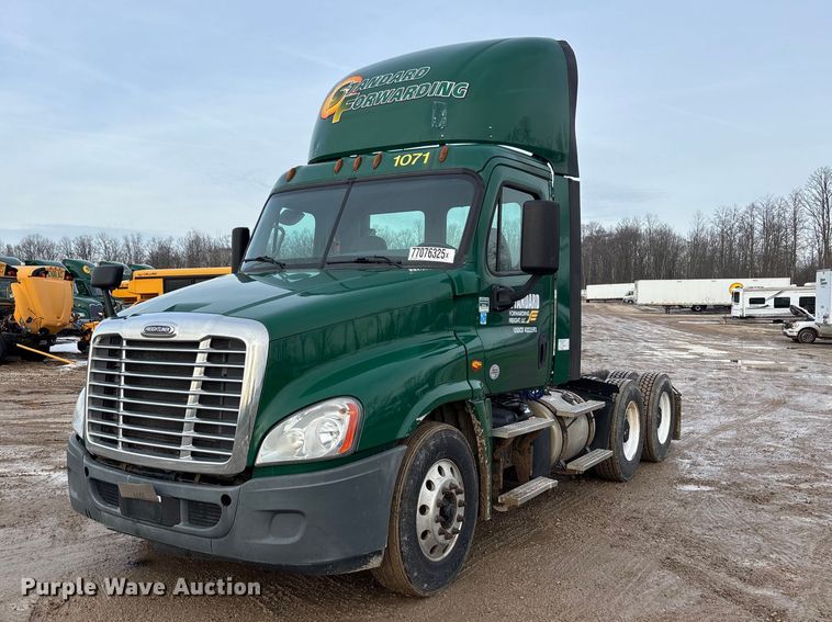 2017 Freightliner Cascadia 125 semi truck - YA2361
