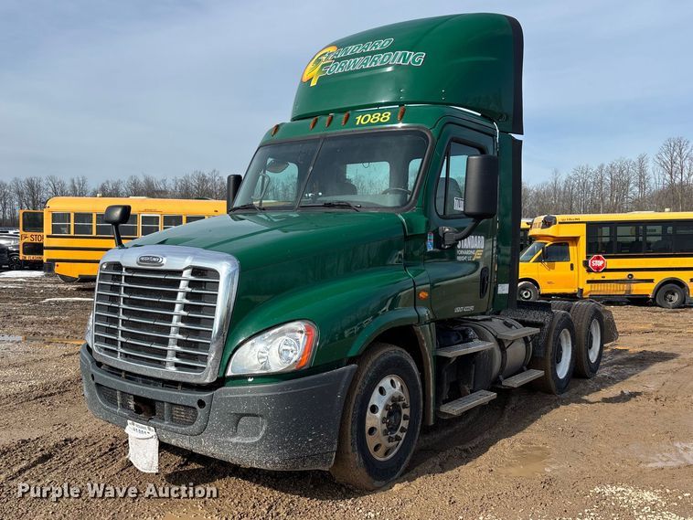 2017 Freightliner Cascadia 125 semi truck - YA2362