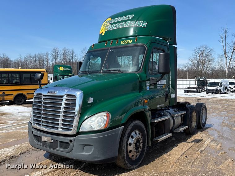 2017 Freightliner Cascadia 125 semi truck - YA2366