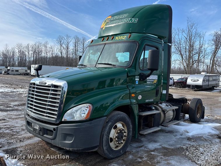 2017 Freightliner Cascadia 125 semi truck - YA2367