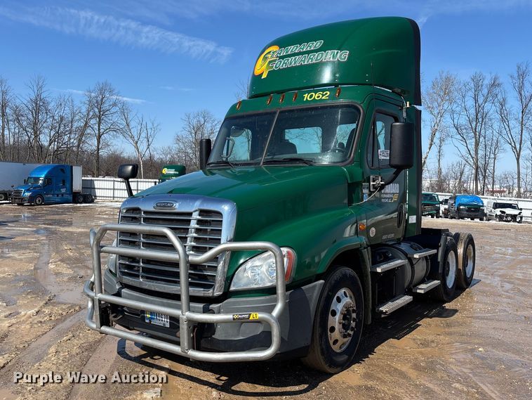 2017 Freightliner Cascadia 125 semi truck - YA2368