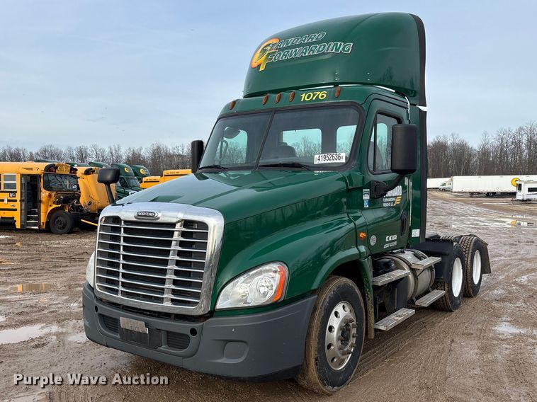 2017 Freightliner Cascadia 125 semi truck - YA2369