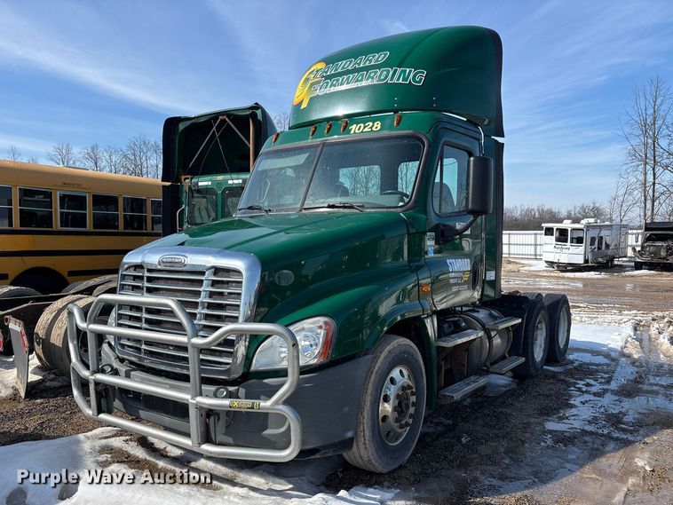 2017 Freightliner Cascadia 125 semi truck - YA2370