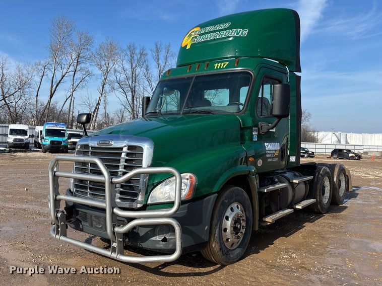 2017 Freightliner Cascadia 125 semi truck - YA2371