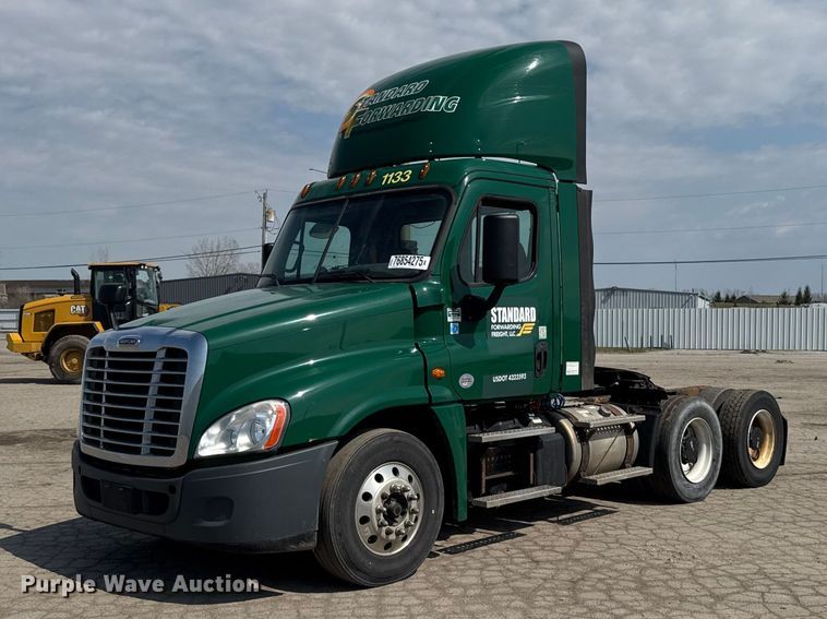 2017 Freightliner Cascadia 125 semi truck - YA2387
