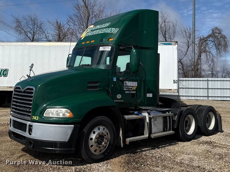 2016 Mack CXU613 semi truck - YA2391