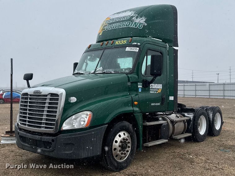 2017 Freightliner Cascadia 125 semi truck - YA2392