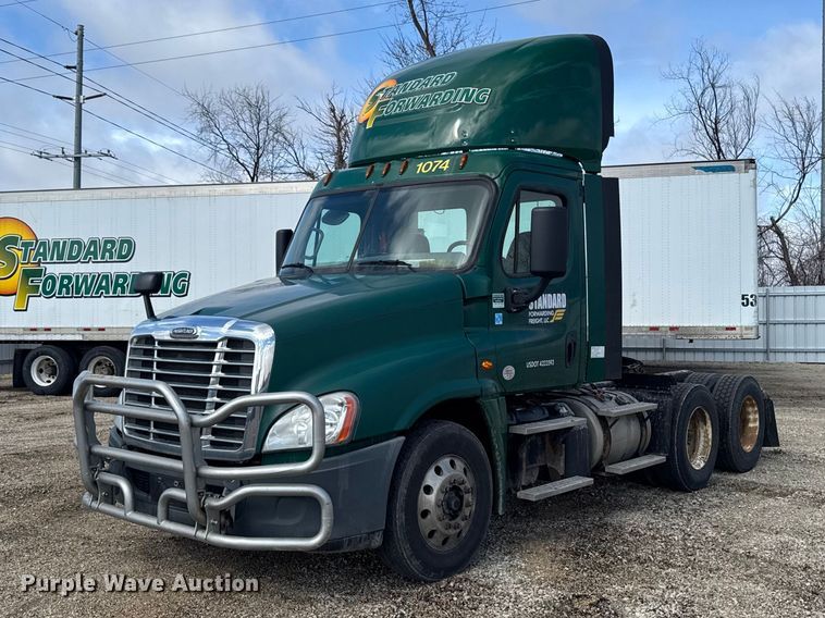 2017 Freightliner Cascadia 125 semi truck - YA2393
