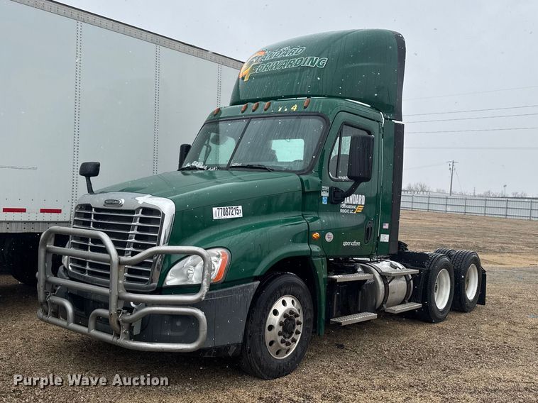 2017 Freightliner Cascadia 125 semi truck - YA2395