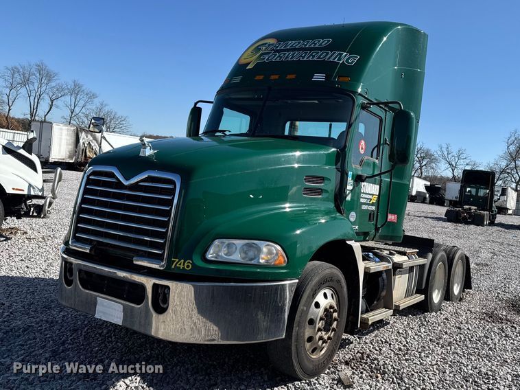 2016 Mack CXU613 semi truck - YA2399