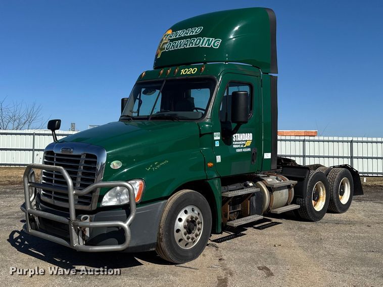 2017 Freightliner Cascadia 125 semi truck - YA2411