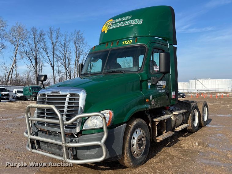 2017 Freightliner Cascadia 125 semi truck - YA2413