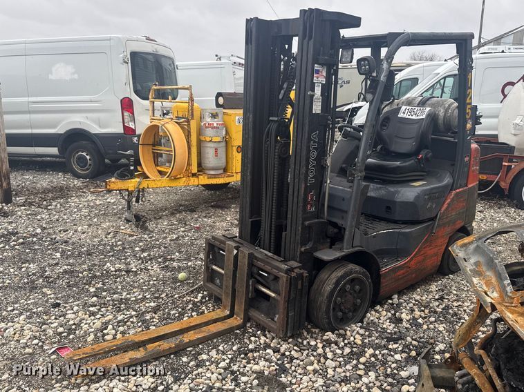 Toyota 8FGCU25 forklift - YA2758