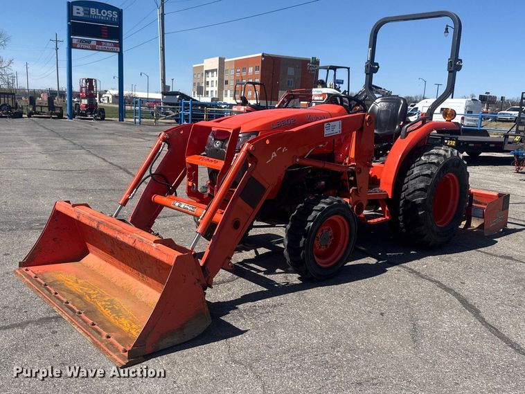 2022 Kubota L3302HST MFWD tractor - DO8478