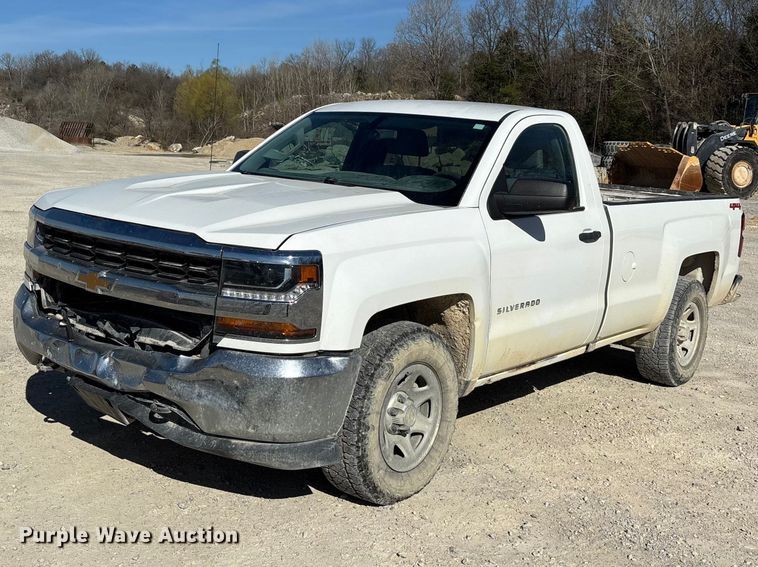 2018 Chevrolet Silverado 1500 pickup truck - DT0105
