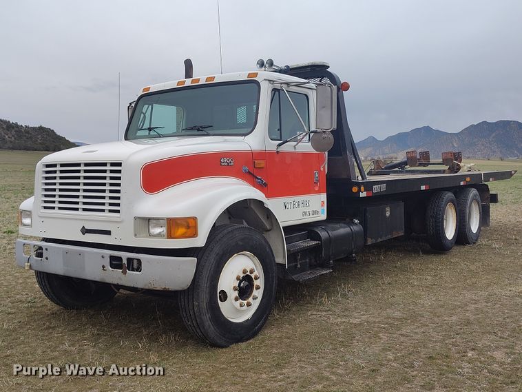 1999 International 4900 rollback truck - DT0997