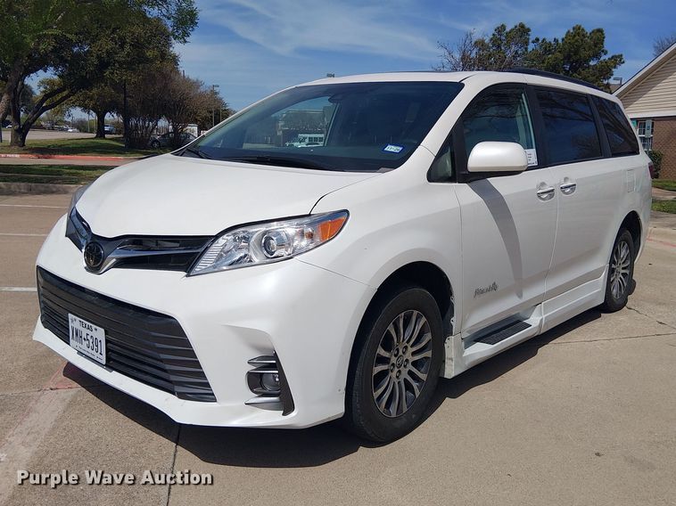 2019 Toyota Sienna XLE handicap accessible van - DU3111