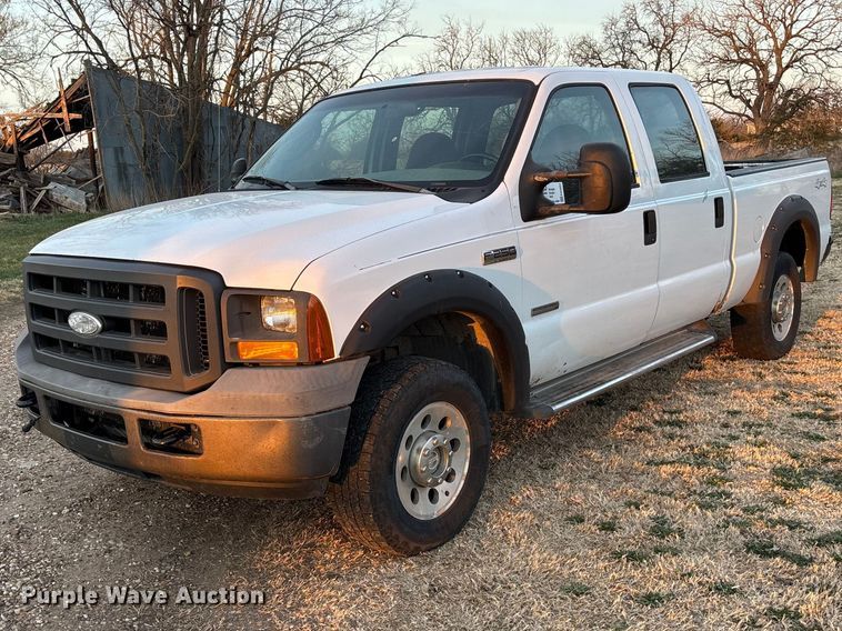 2005 Ford F250 Super Duty Crew Cab pickup truck - EA4563