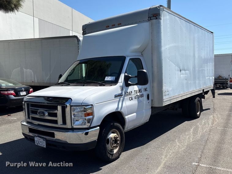 2017 Ford E450 box truck - EC8281