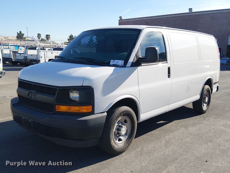 2017 Chevrolet Express 2500 van - EE5231
