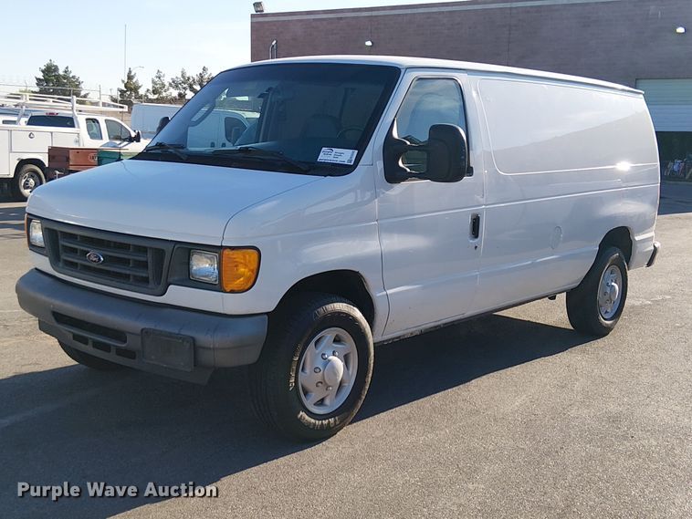 2007 Ford E250 van - EE5235