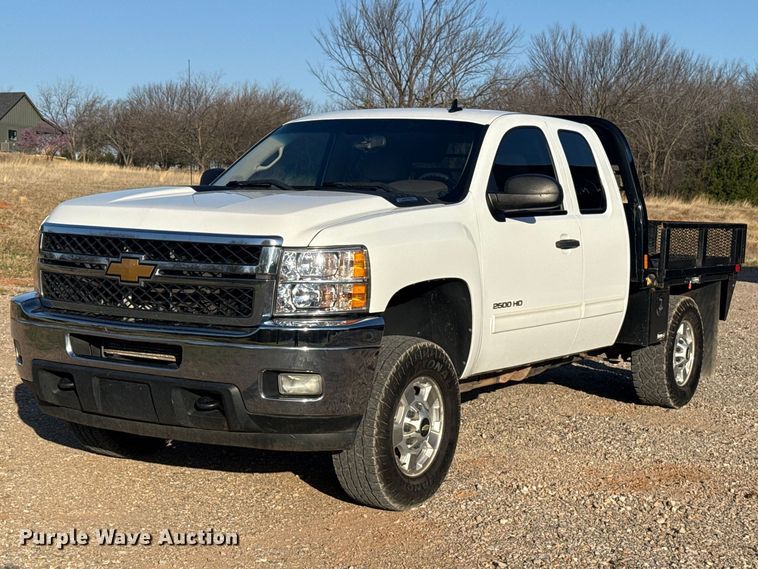 2013 Chevrolet Silverado 2500HD Ext. Cab flatbed pickup truck - EG1669