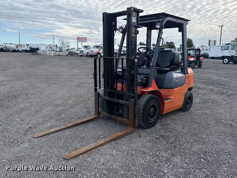 2004 Toyota 7FGU25 forklift - EG8875