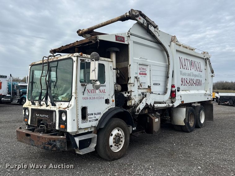 2007 Mack MR refuse truck - EG8880