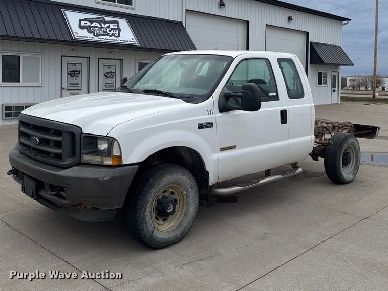2004 Ford F250 Super Duty Ext. Cab pickup truck cab and chassis - EQ5005