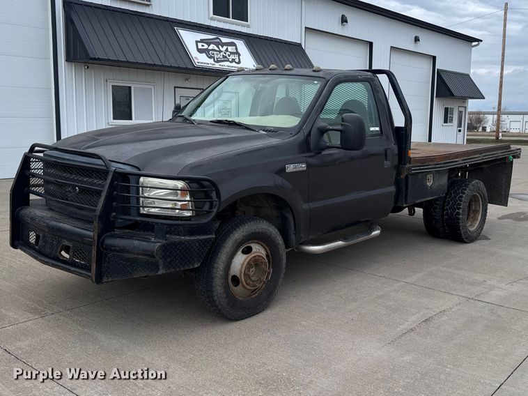 2006 Ford F350 Super Duty flatbed pickup truck - EQ5006
