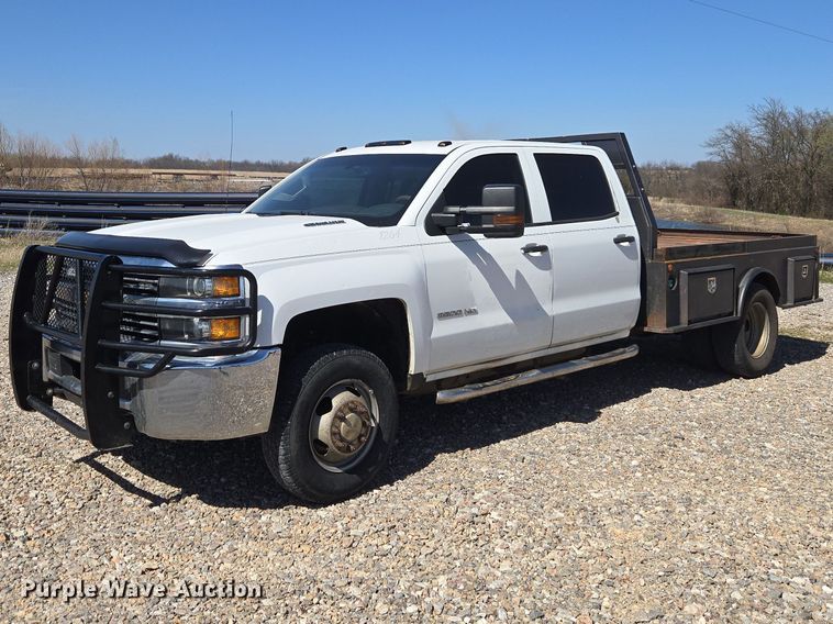 2016 Chevrolet Silverado 3500HD Crew Cab flatbed pickup truck - ET1489