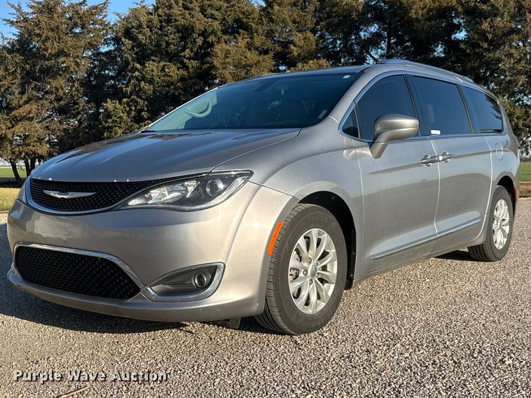 2018 Chrysler Pacifica van - ET1788
