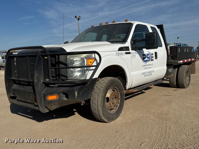 2011 Ford F350 Super Duty Ext. Cab flatbed pickup truck - ET1814