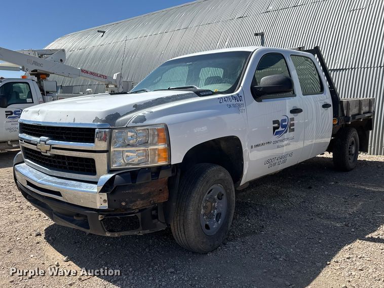 2007 Chevrolet Silverado 2500HD Crew Cab flatbed pickup truck - ET1817