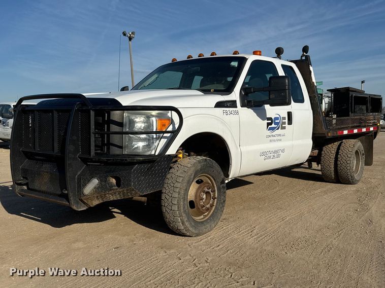 2012 Ford F350 Super Duty XL Ext. Cab flatbed pickup truck - ET1818