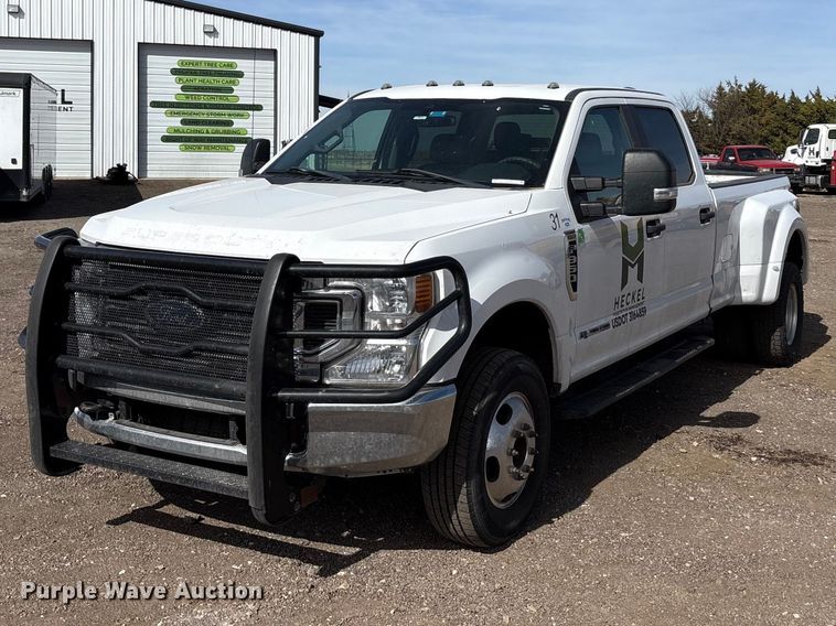 2020 Ford F350 Crew Cab pickup truck - EU0381