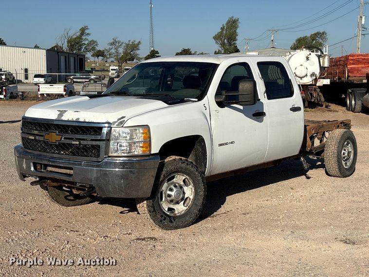 2013 Chevrolet Silverado 2500HD Crew Cab pickup truck cab and chassis - EU0438