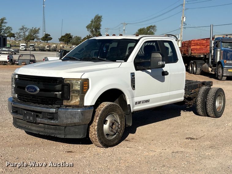 2018 Ford F350 Super Duty XL pickup truck cab and chassis - EU0439