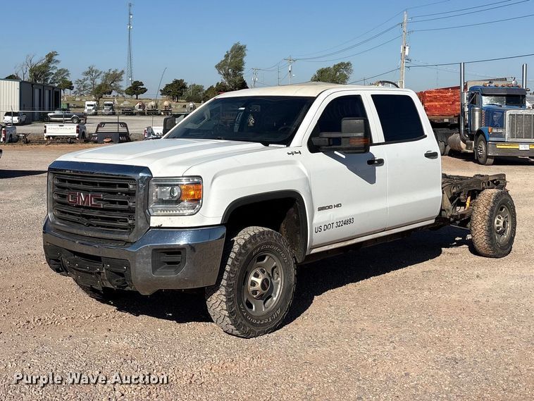 2017 GMC Sierra 2500HD Crew Cab pickup truck cab and chassis - EU0440