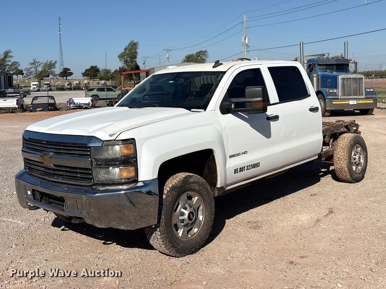 2016 Chevrolet Silverado Crew Cab pickup truck cab and chassis - EU0441